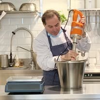 Roberto bereidt gelato in de keuken