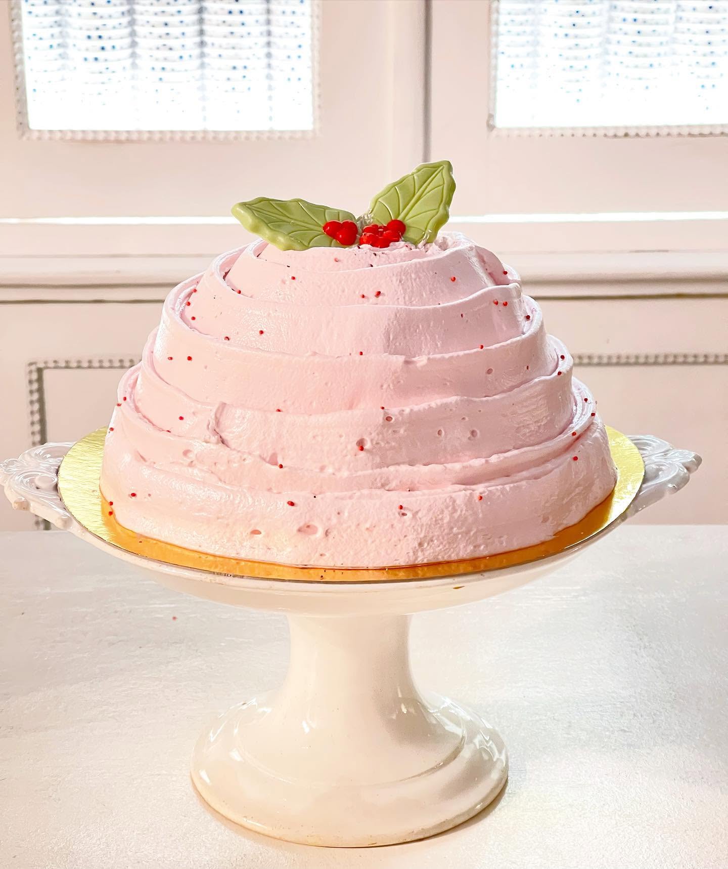 Gelato taart op maat door Isabelle — roze aardbeigelato op wit presenteerplateau